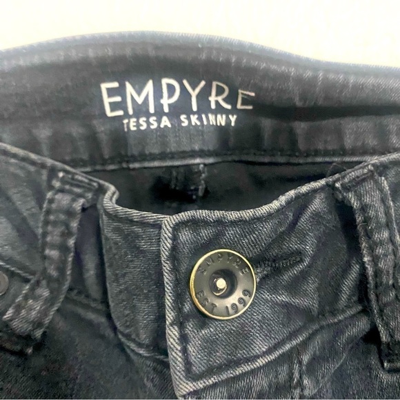 Zumiez EMPYRE Tessa Destroyed Distressed Denim Black Jeans Size 0 - Picture 2 of 7